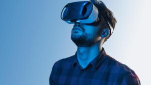 Homme avec un casque vr