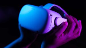 casque de réalité virtuel dans les mains