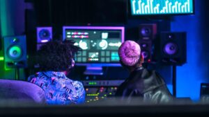 deux personnes dans un studio de musique