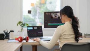femme sur un logiciel